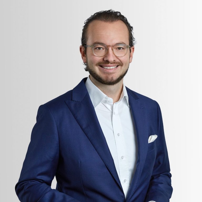 Alexander Baumgärtner im Anzug