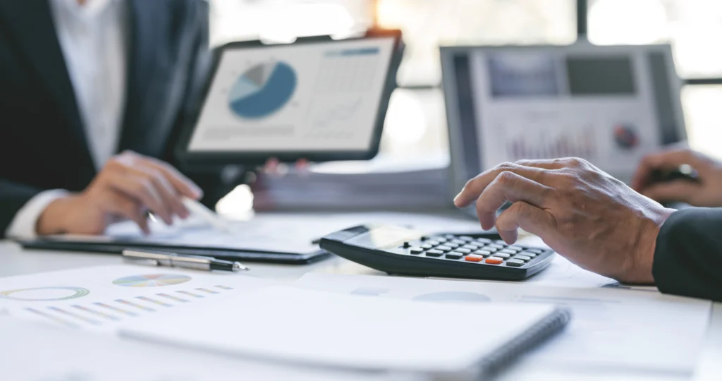 cropped shot of two coworkers working together br 2026 01 07 02 08 03 utc 03 ergebnis